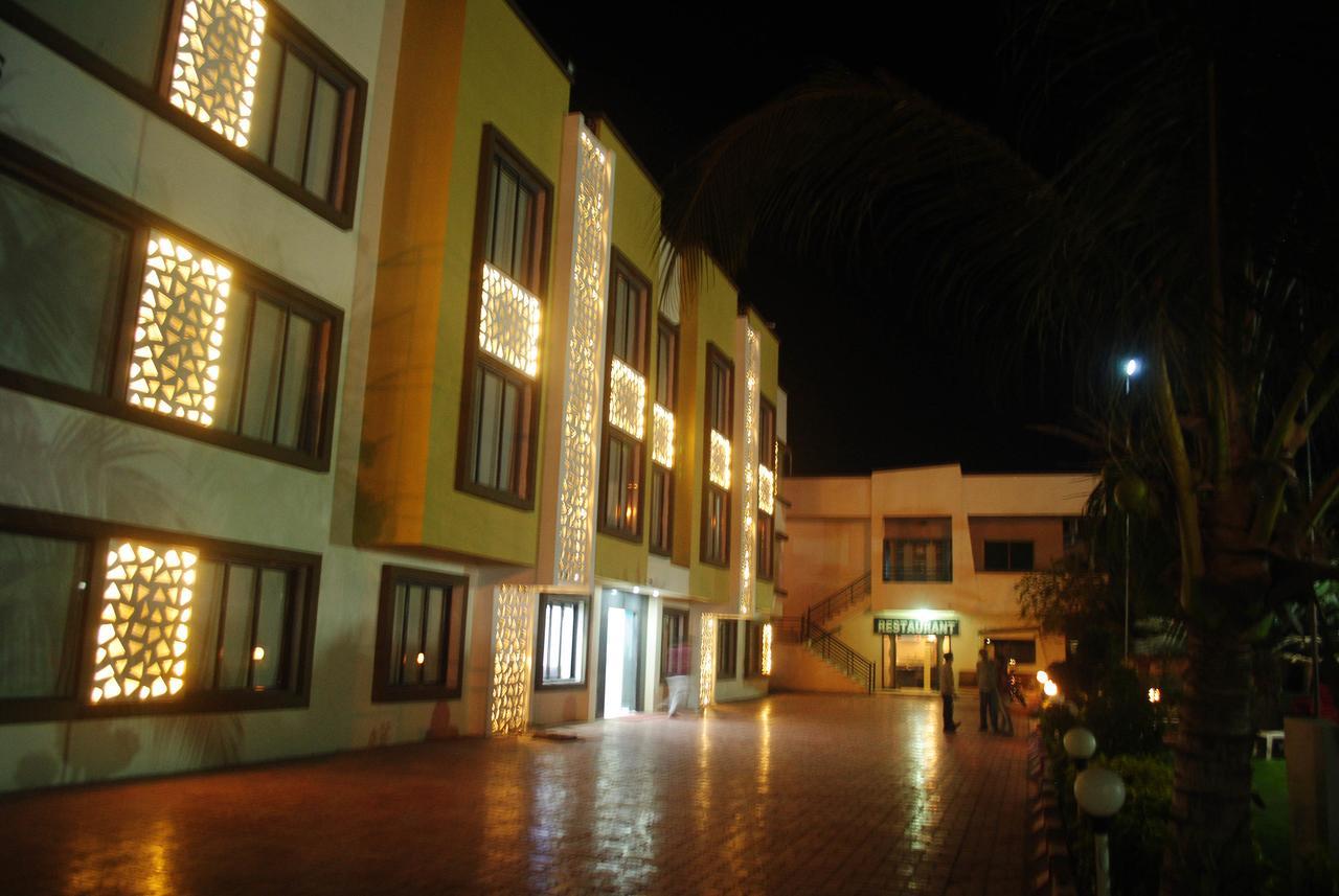 Safari Hotel & Resort Somnāth Extérieur photo